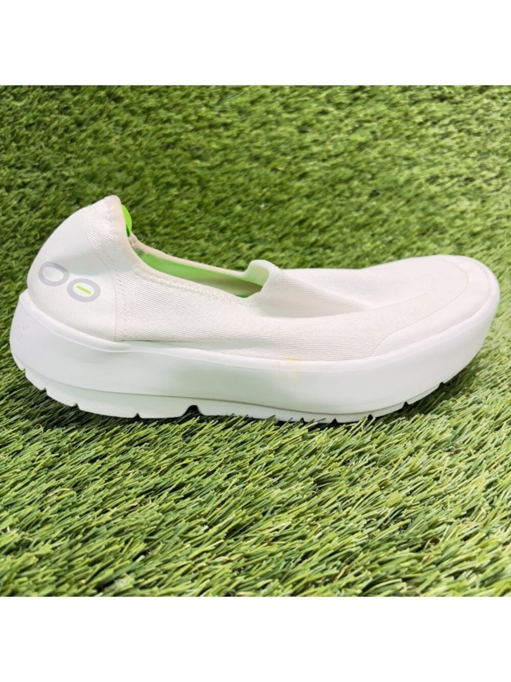 OOFOS OOmg eeZee Low Womens Size 6.5 White Casual Comfort Slip On Recovery Shoes